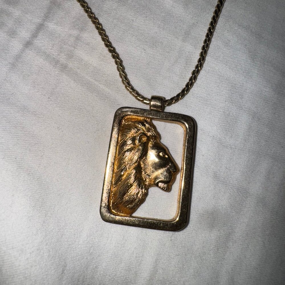 AVON LEO ZODIAC PENDANT NECKLACE
